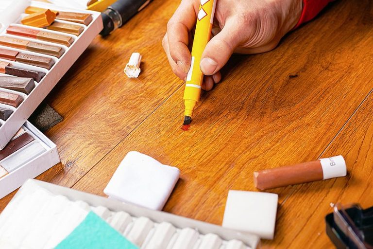 Best Paint Pens for Wood – Selecting the Best Pen to Write on Wood